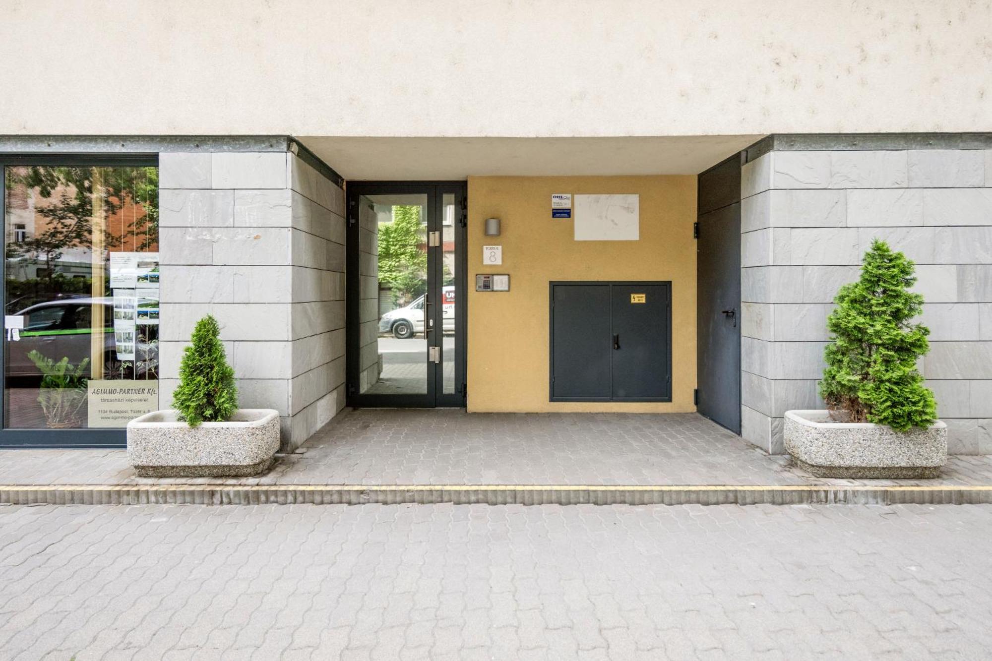 Modern Two-Bedroom Apartment With Free Parking 부다페스트 외부 사진